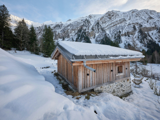Authentique mazot alpin au cœur d’un hameau paisible