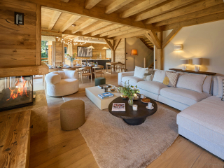 Chalet skis aux pieds face au mont blanc