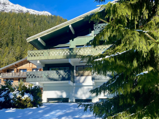 Duplex rénové en chalet avec terrasse privée face au Mont-Blanc – à 5 min des Grands Montets
