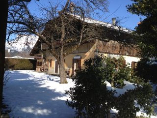  châlet savoyard typique et ensoleillé avec jardin