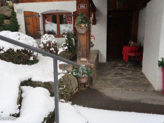 bas de chalet tout confort jardin  chaise     bon plan  2 pers   lit fait   